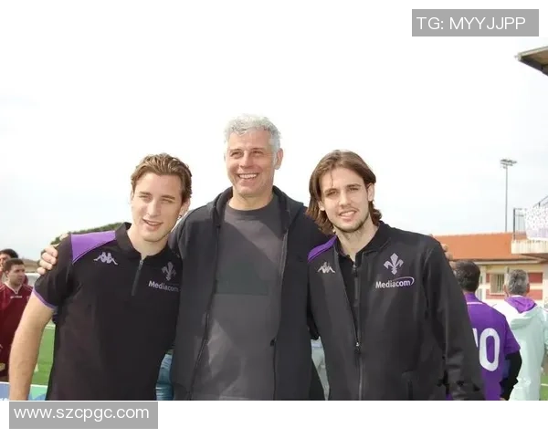 世界足坛巨星同框精彩瞬间合集 每一张都充满历史性与传奇色彩 世界足坛巨星同框精彩瞬间合集 每一张都充满历史性与传奇色彩